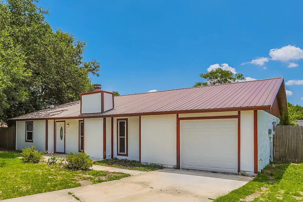 3 bed, 2.0 bath, 1806 sqft, $2,080 — Photo 3