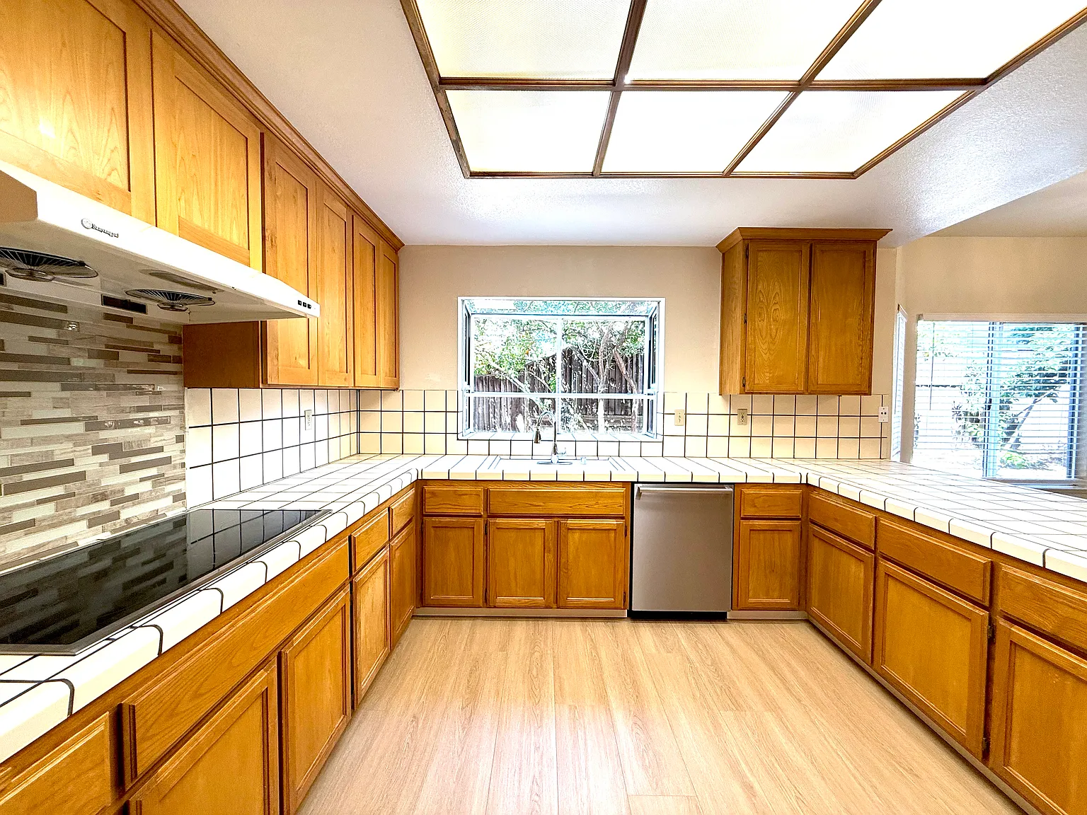 4 bed, 2.5 bath, 2550 sqft, $1,380 — Photo 2