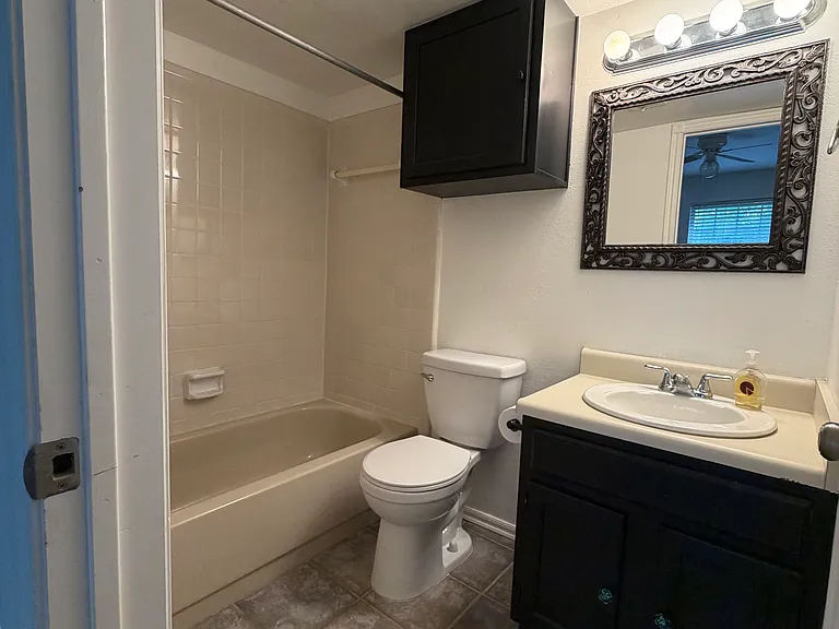 11525 N Meridian Ave #216 — Photo 13