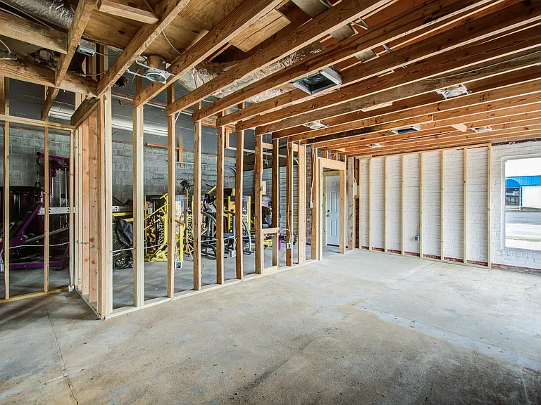 401 E Main St — Photo 15