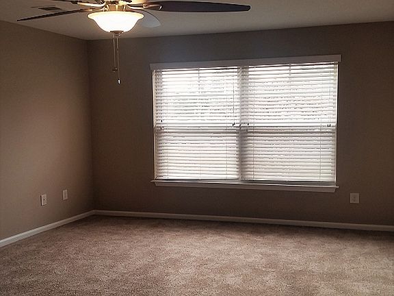 Bedroom w/neutral carpet