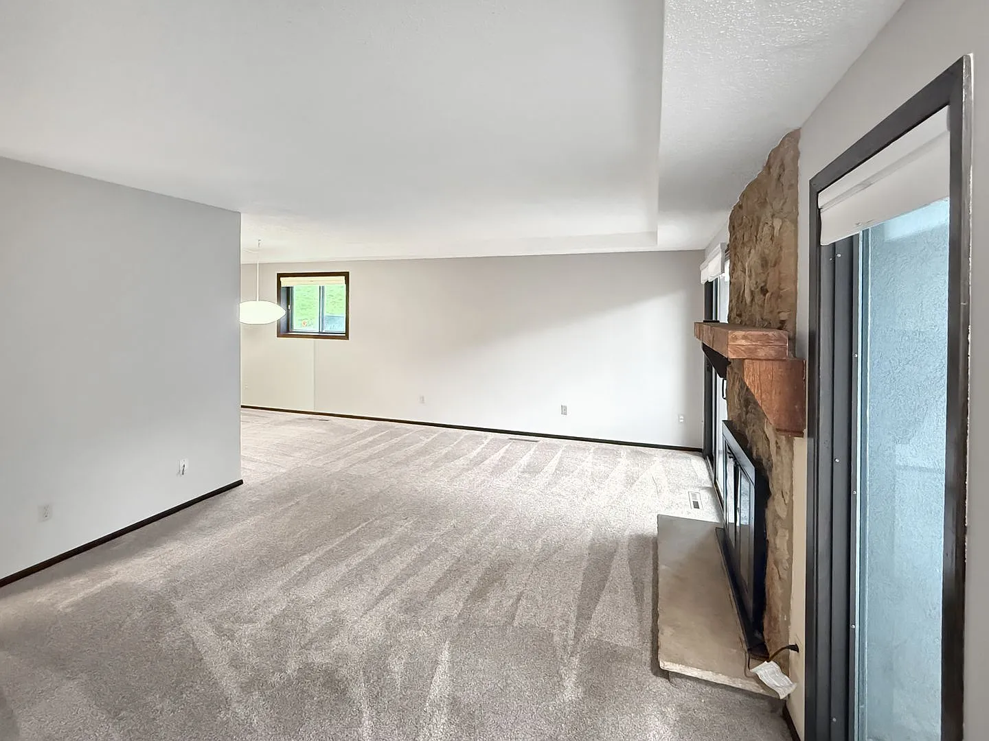 3 bed, 3.0 bath, 1323 sqft, $2,395 — Photo 4