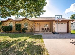 2104 Bear Creek Ln, Arlington, TX 76006