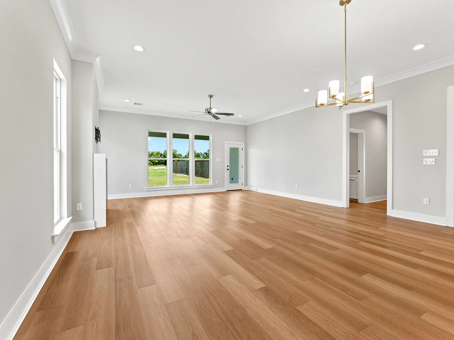 4 bed, 2300 sqft, $4,400 — Photo 3