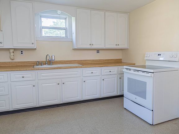 Large Eat-In Kitchen
13'6" x 12'4"