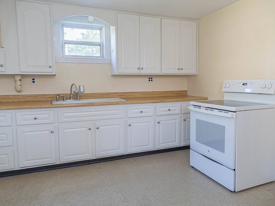 Large Eat-In Kitchen
13'6" x 12'4"