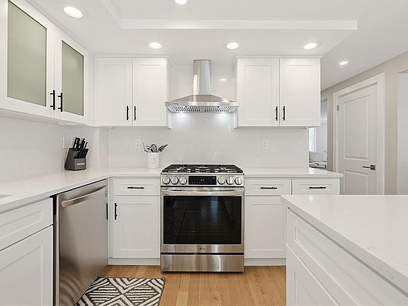 3rd image of 8 Woodbury Ave