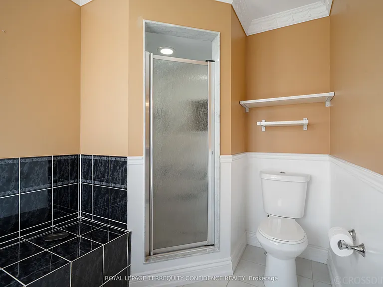 131 Laurelhurst Cres — Photo 18