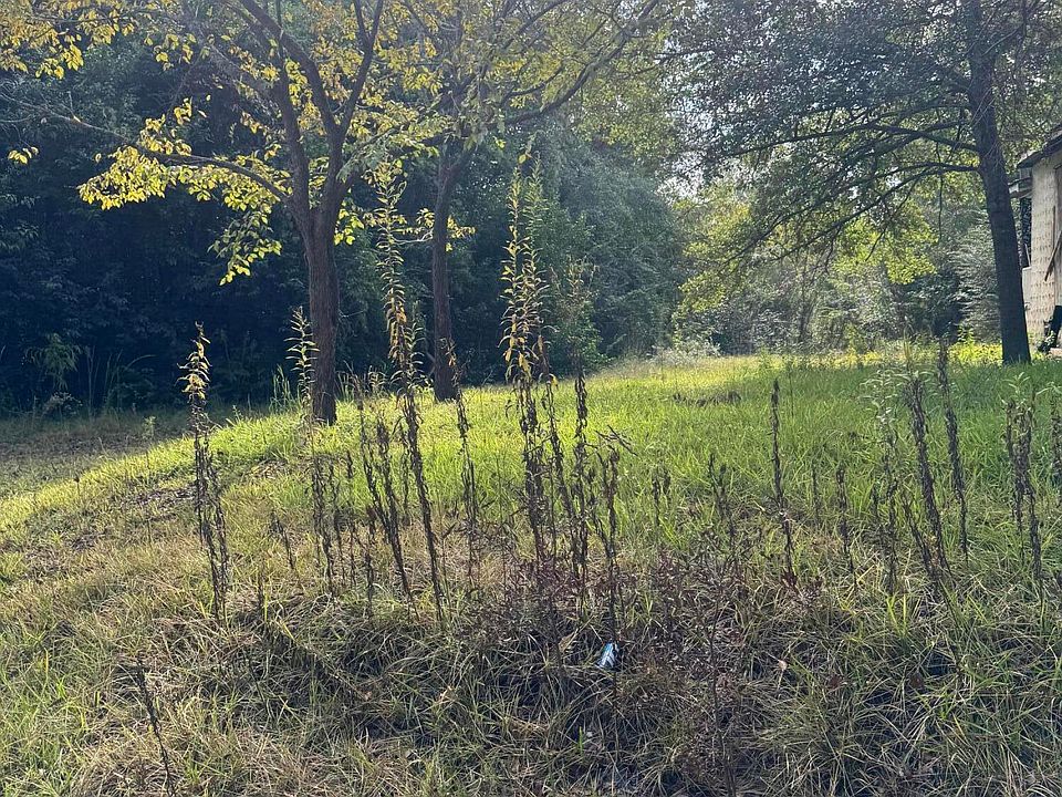 2nd image of 825 Railroad Avenue