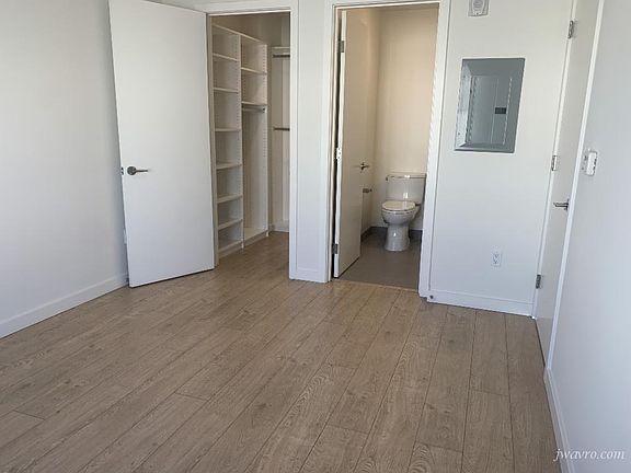 4th image of 520 9th St Unit 301