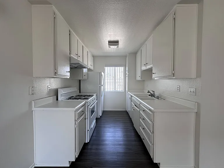 Lido Apartments - 3615 Watseka Ave — Photo 5