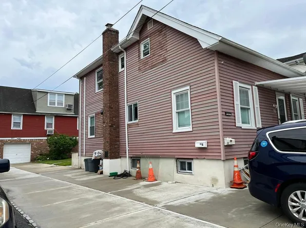 55 Centre St, Woodmere, NY 11598