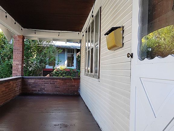 Front concrete floor porch