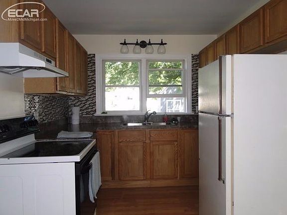 4th image of 8015 Brentwood Dr