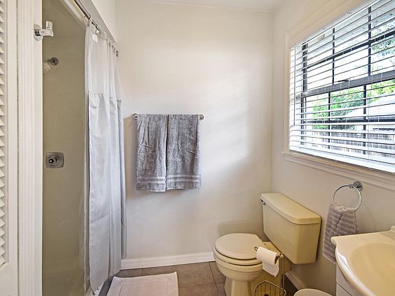 4th image of 428 Poinsettia Ave