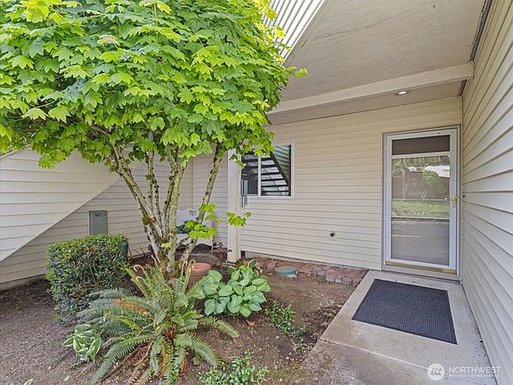 5th image of 526 SE 157th Avenue #6