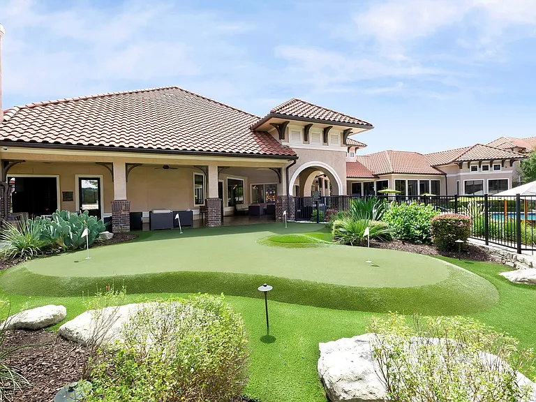 Ladera Apartment Homes, Putting Green