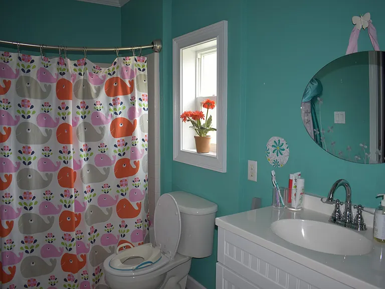 full bath (Jack-and-Jill connecting bedrooms 4 & 5)