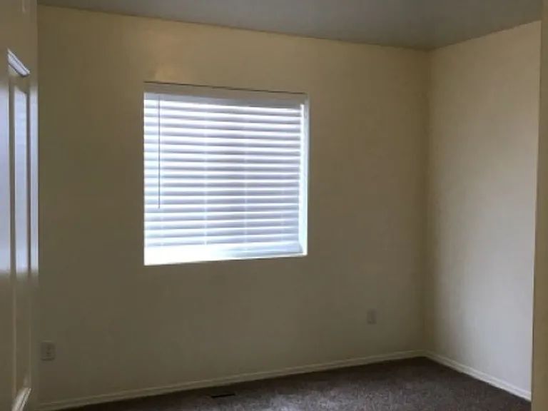 555 Parkwood Dr — Photo 8