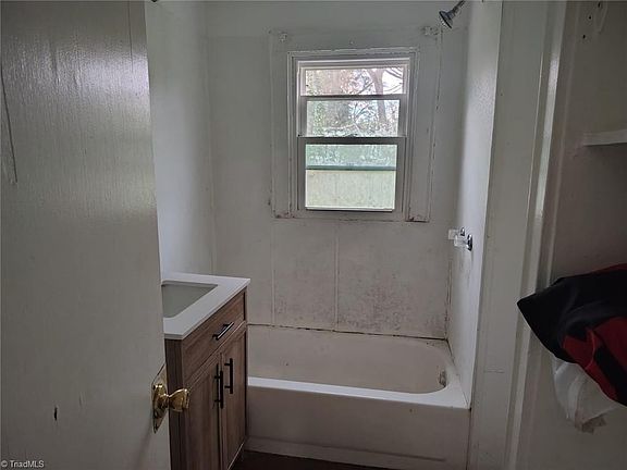 5th image of 502 Tussey St