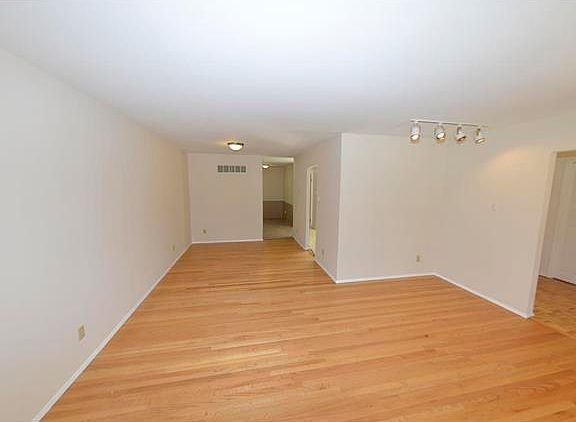 5th image of 623 Charmont Dr