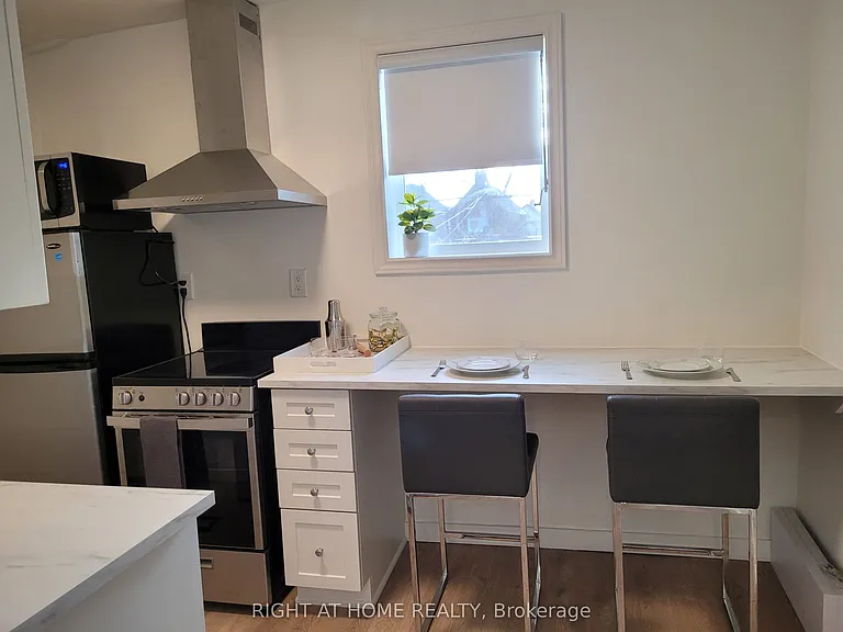 1054 Dufferin St #2 — Photo 5