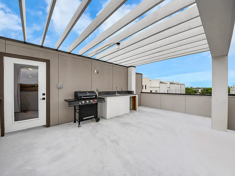 5630 Dolores St — Photo 32