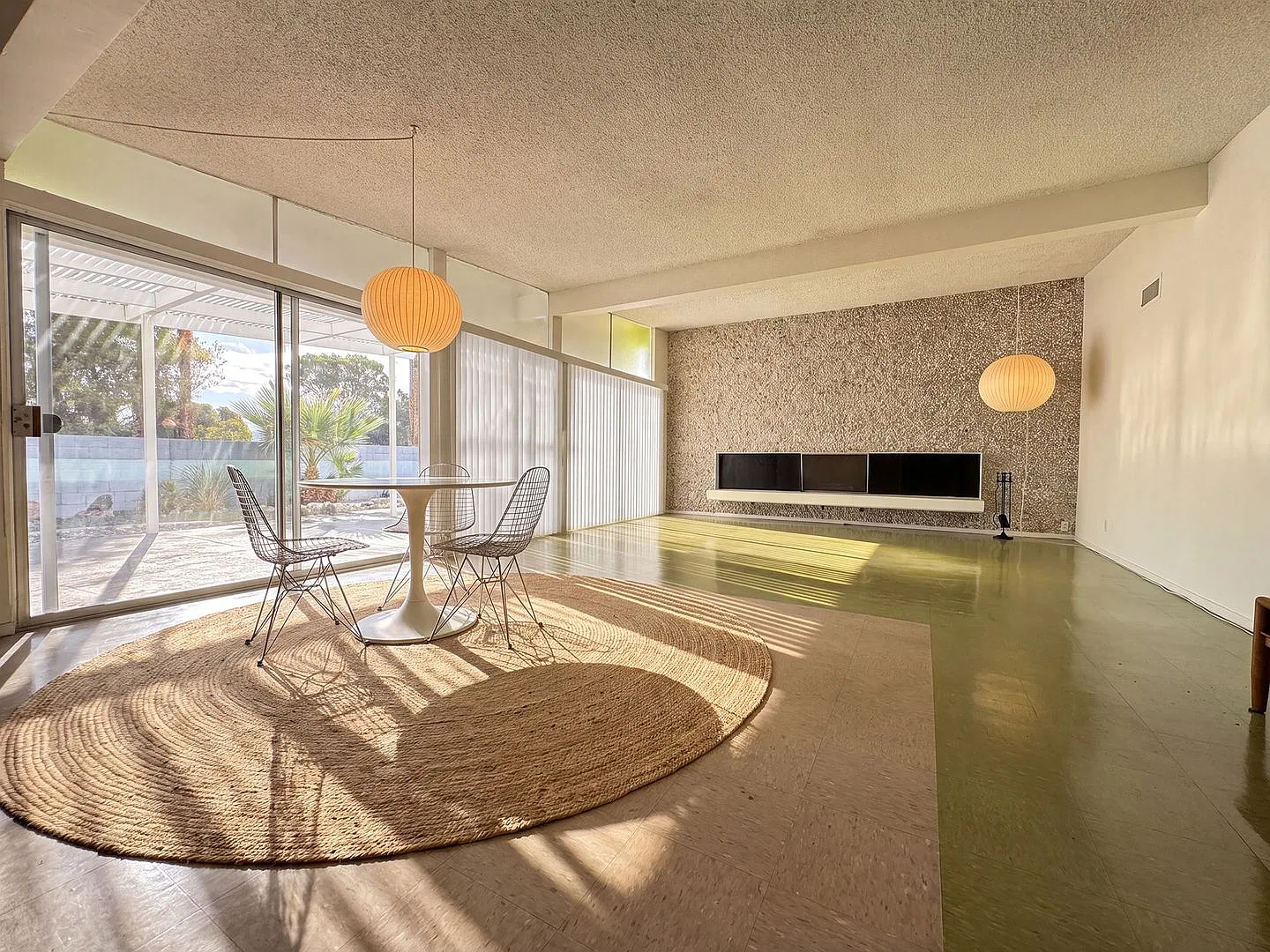 Famous "Caddy Shack" Home! Amazing Mid-Mod in Heart of Las Vegas!! — Photo 2