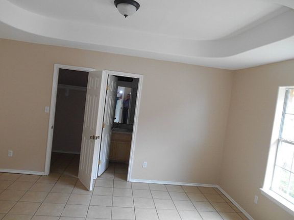 5th image of 443 Lampasas St