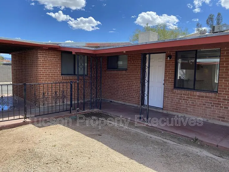 1646 N Beverly Ave — Photo 24