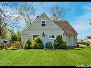 83 Bucket Ln, Levittown, NY 11756