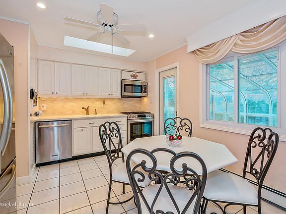 5th image of 23 Smithtown Cres