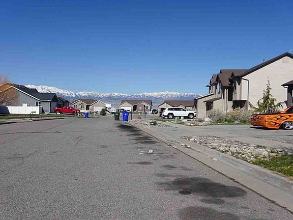 Exterior Neighborhood (street photo)