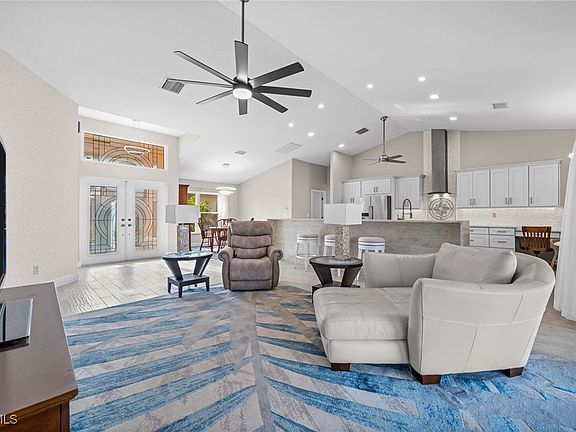 5th image of 907 NW 38th Pl
