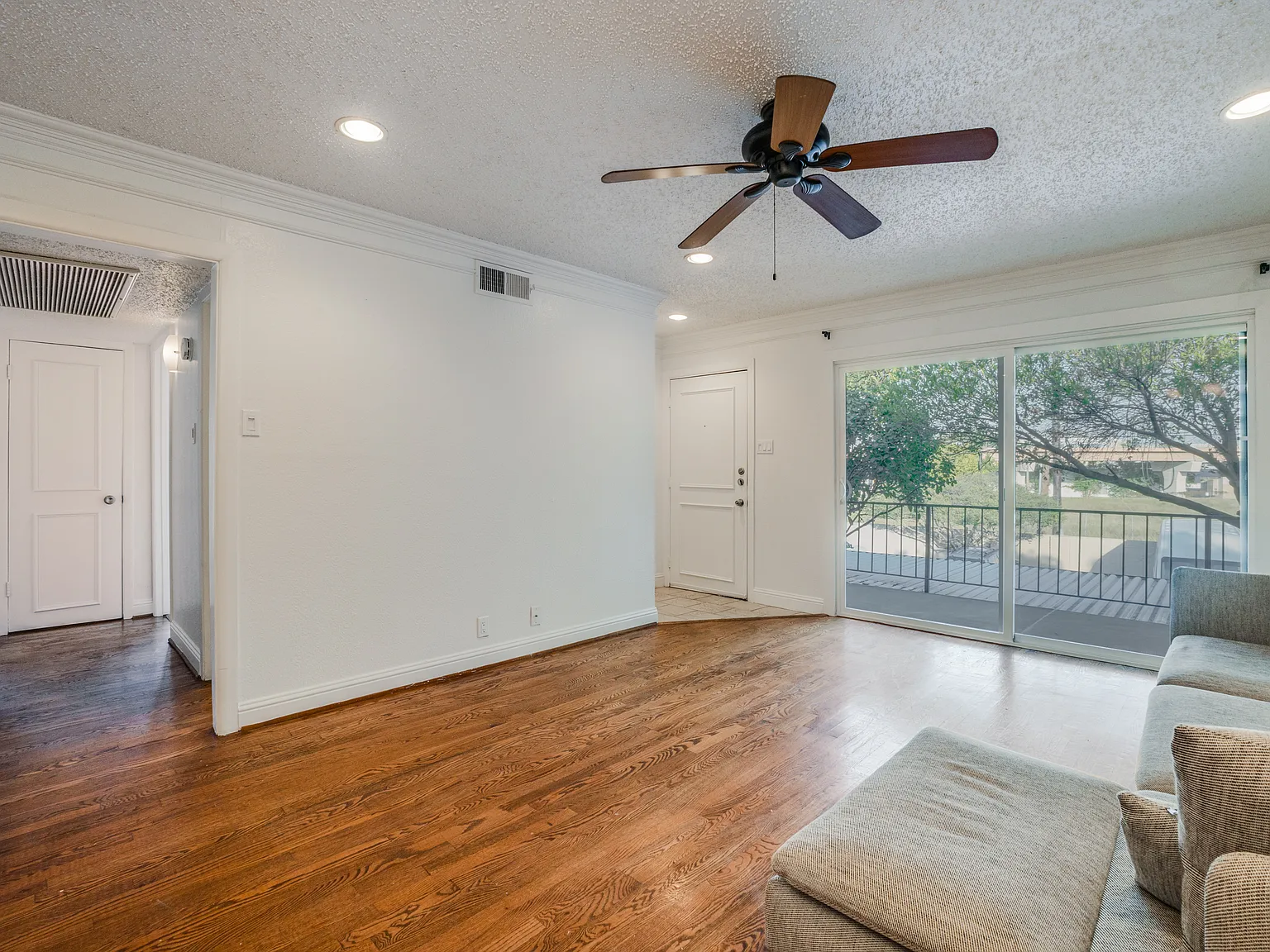 5325 Fleetwood Oaks Ave — Photo 2