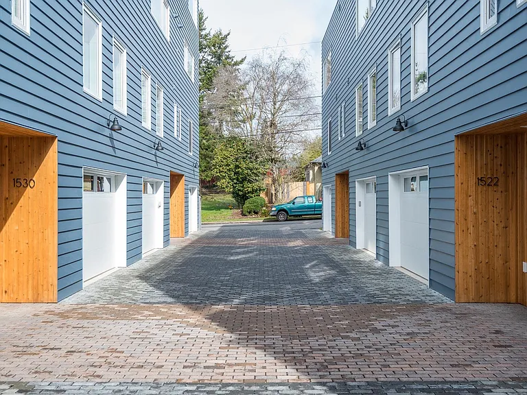 Eight new, well lit, 2100 sq ft town homes near park, Max Light Rail and Mississippi District (garage optional)