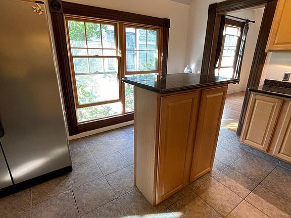 5th image of 659 Miller St #3