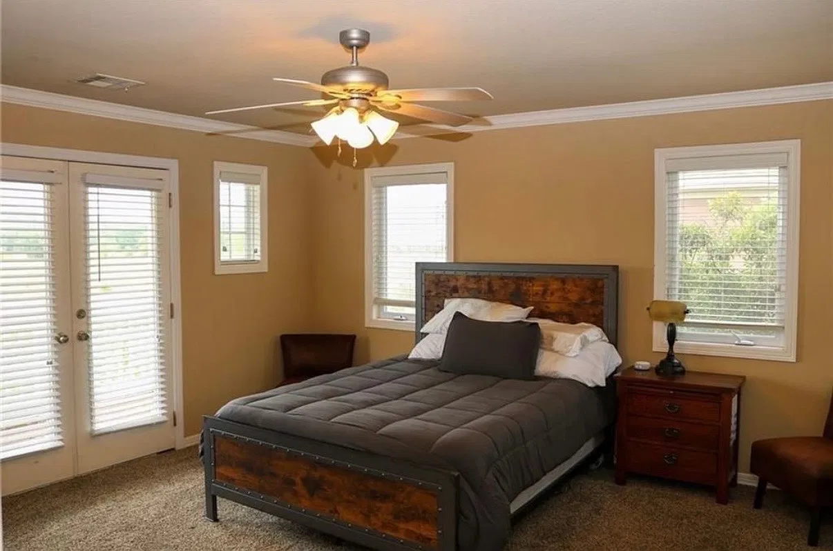 3 bed, 1847 sqft, $736 — Photo 1