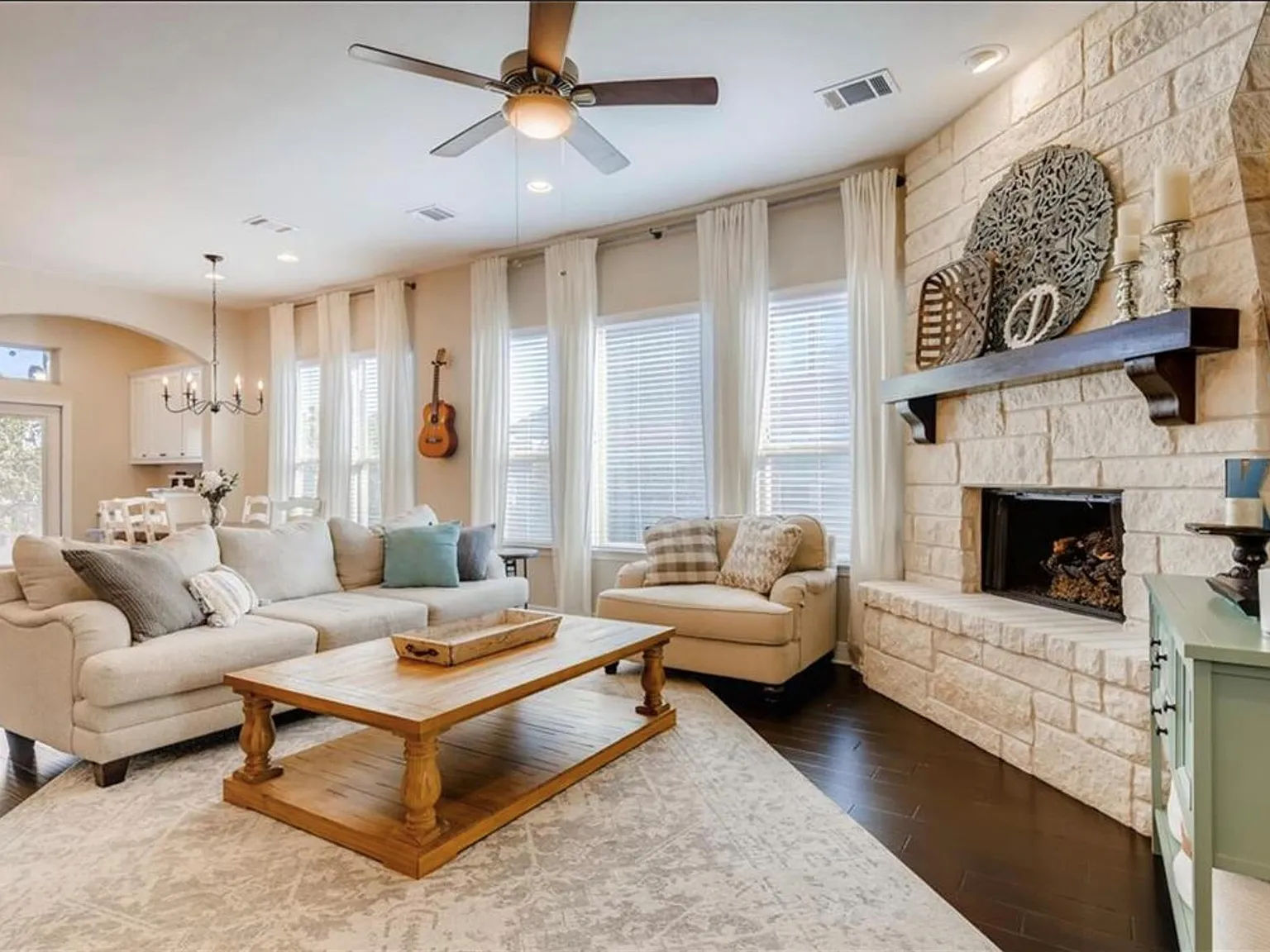 3 bed, 2.5 bath, 2324 sqft, $3,200 — Photo 2