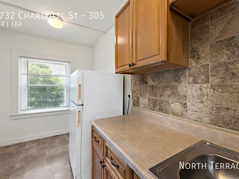 2732 Charlotte St — Photo 12
