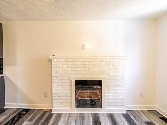 3rd image of 1820 W Memorial Dr
