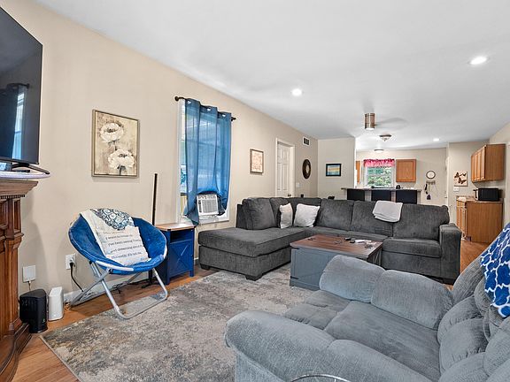 3rd image of 5147 Beverly Ave