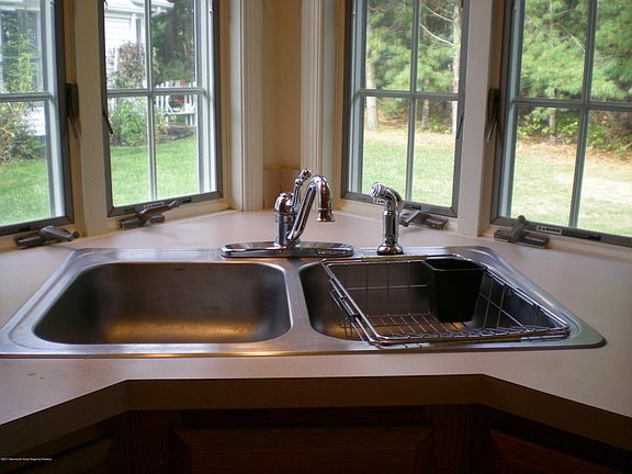 5th image of 626 Bedford Lane