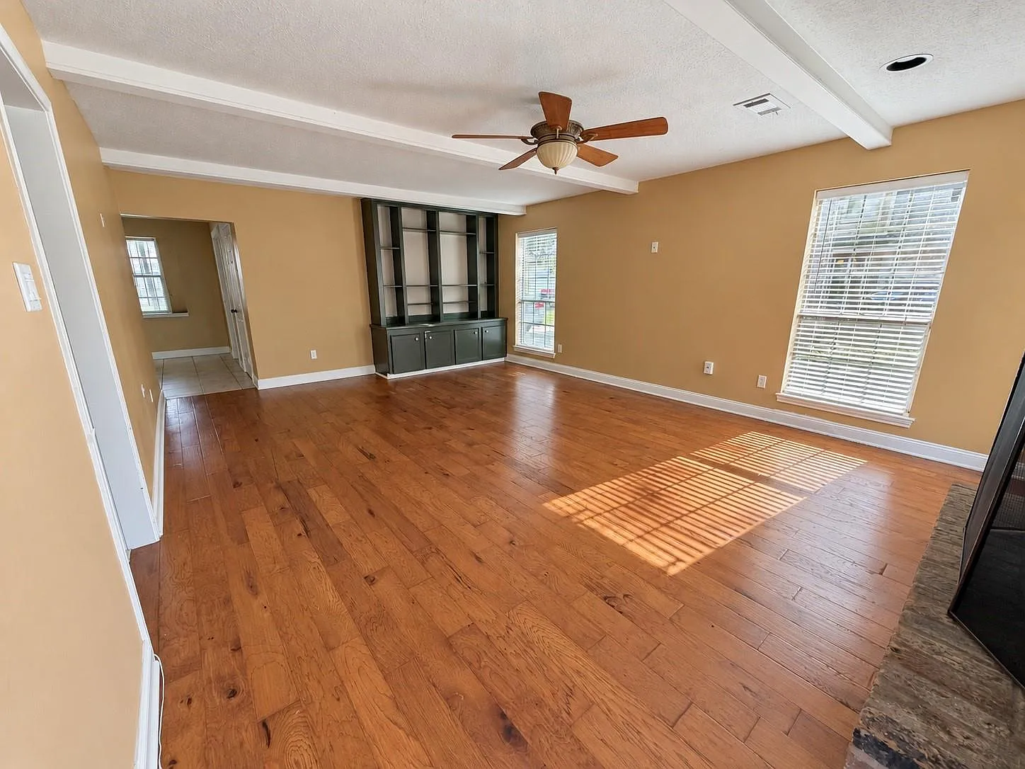 4 bed, 2.5 bath, 2609 sqft, $2,300 — Photo 4