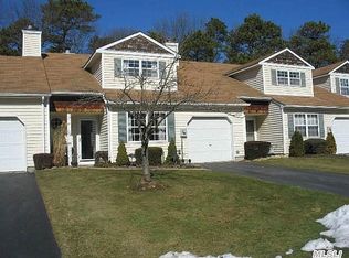 525 Race Pl, Oakdale, NY 11769