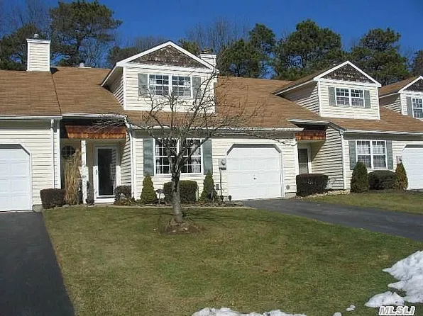 525 Race Pl, Oakdale, NY 11769