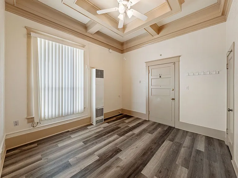 207 Chester Ave — Photo 6