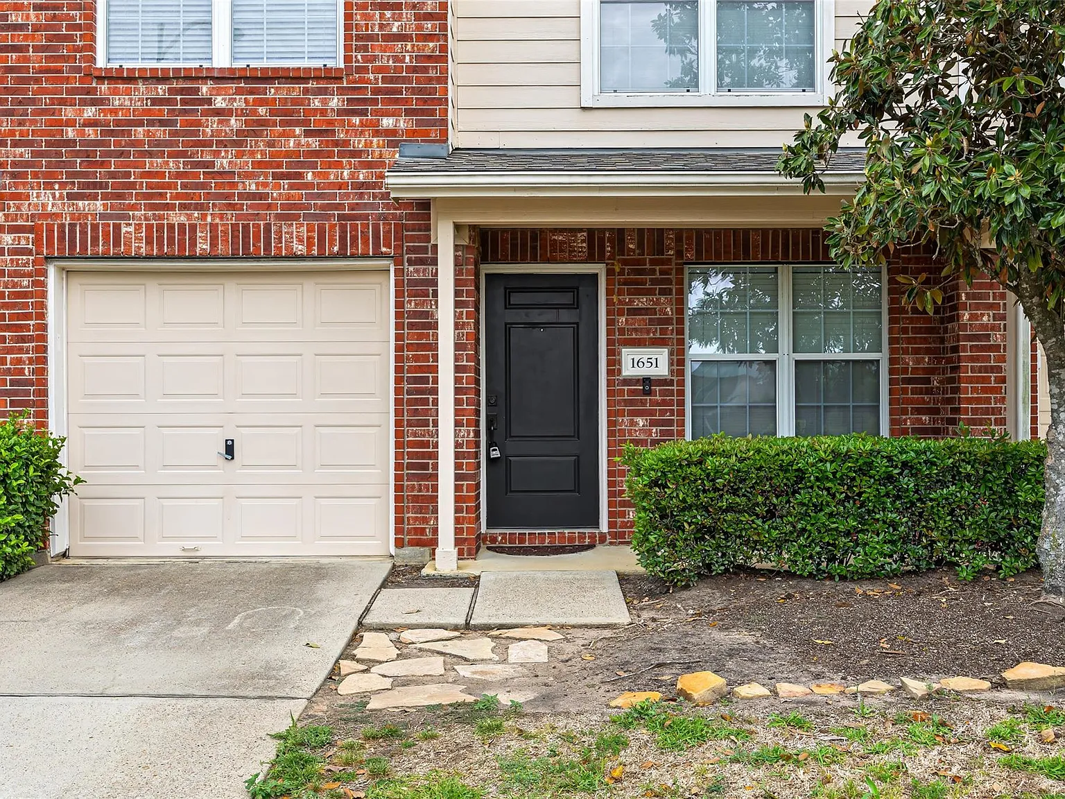3 bed, 2.5 bath, 1593 sqft, $2,100 — Photo 4