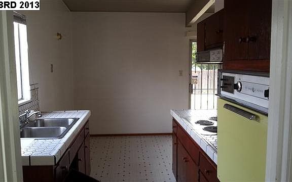 4th image of 1081 Campbell St