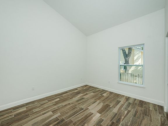 Guest Bedroom w/Vaulted Ceil